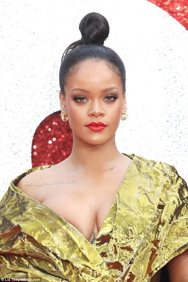 Rihanna mặc váy siêu nhàu dự sự kiện - 7
Rihanna hào hứng khi lần đầu được đóng phim với dàn sao Sandra Bullock, Anne Hathaway, Sarah Paulson, Cate Blanchett...