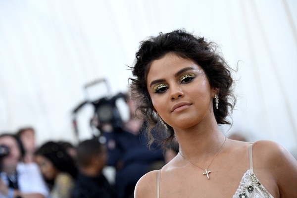 Nhà thiết kế Stefano Gabbana chê Selena Gomez xấu xí - 3
Các fans của Selena đã đồng loạt vào chỉ trích nhà thiết kế đình đám vì những lời bình luận ác ý còn cá nhân Selena Gomez chưa lên tiếng trước lời bình luận này