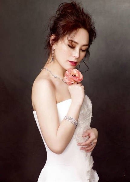 Sau đám cưới bí mật tại Mỹ, Chung Hân Đồng khoe ảnh cưới xinh lung linh - 1
Chung Hân Đồng cùng bạn trai, một bác sĩ kém cô 5 tuổi người Đài Loan, đã tổ chức hôn lễ vào ngày 26/5 vừa rồi tại Mỹ trước sự chứng kiến của bạn bè và người thân hai bên gia đình. Vậy là sau 10 năm kể từ scandal ảnh nóng huỷ hoại sự nghiệp cũng như cuộc sống riêng của Chung Hân Đồng, người đẹp xứ hương cảng đã tìm được niềm hạnh phúc thực sự ở tuổi 38.