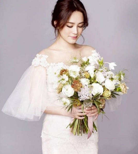 Sau đám cưới bí mật tại Mỹ, Chung Hân Đồng khoe ảnh cưới xinh lung linh - 5
Đầu năm 2018, cô xác nhận chuyện đã đính hôn với bạn trai người Đài Loan và dự định tổ chức hôn lễ trong năm 2018. Ngày 26/5 vừa rồi, sau hôn lễ với bạn trai, Chung Hân Đồng hạnh phúc khoe những hình ảnh ngọt ngào và cảm động về đám cưới.