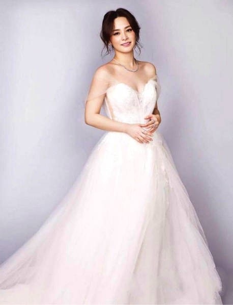 Sau đám cưới bí mật tại Mỹ, Chung Hân Đồng khoe ảnh cưới xinh lung linh - 3
Năm 2007, Chung Hân Đồng trở thành một trong những nạn nhân của scandal ảnh nóng với Trần Quán Hy. Hình ảnh nhạy cảm với Quán Hy đã huỷ hoại hình ảnh trong sáng, ngây thơ mà cô gây dựng từ khi mới bước chân vào làng giải trí. Với nỗ lực hết mình, Chung Hân Đồng cố gắng trở lại làng giải trí, cố gắng chứng minh khả năng của bản thân và giành lại tình cảm của khán giả.