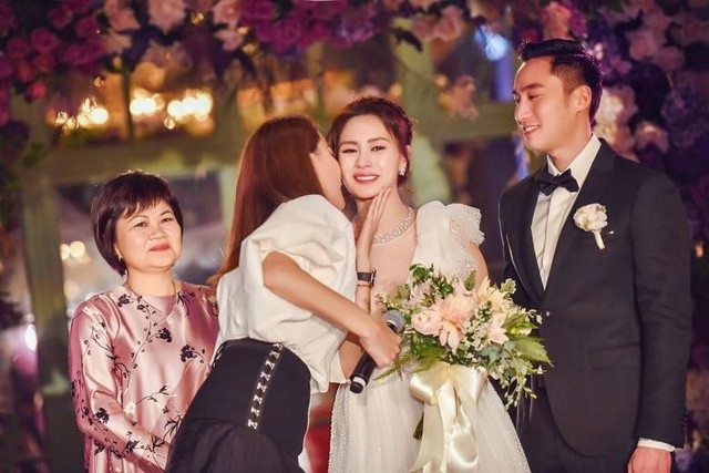 Sau đám cưới bí mật tại Mỹ, Chung Hân Đồng khoe ảnh cưới xinh lung linh - 7
Những giọt nước mắt hạnh phúc của Chung Hân Đồng trong đám cưới tại Mỹ.