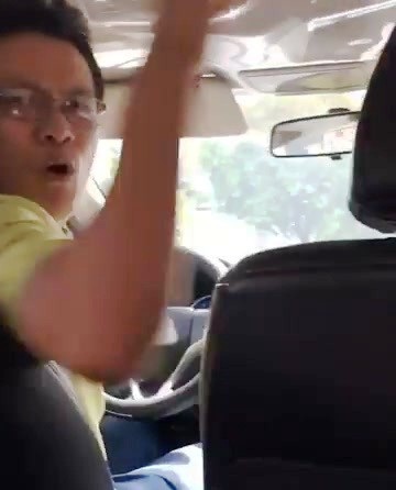 Tài xế taxi công nghệ chửi khách "Mày ngu lắm" và bắt khách chào khi lên xe - 1 Tài xế quay lại chửi nhau với khách trong đoạn clip.