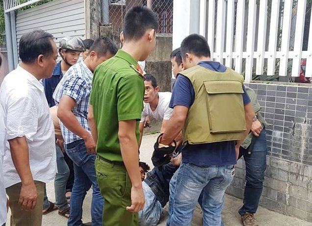 Bắt thanh niên nghi ngáo đá cầm dao cố thủ trên mái nhà dân - 2 Công an tỉnh Thừa Thiên Huế khống chế thành công đối tượng nghi ngáo đá