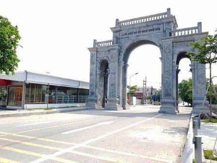 
Cổng làng Ninh Vân được xây hoành tráng chủ yếu bằng tiền ngân sách.&nbsp;(Ảnh: dantri.com.vn)
