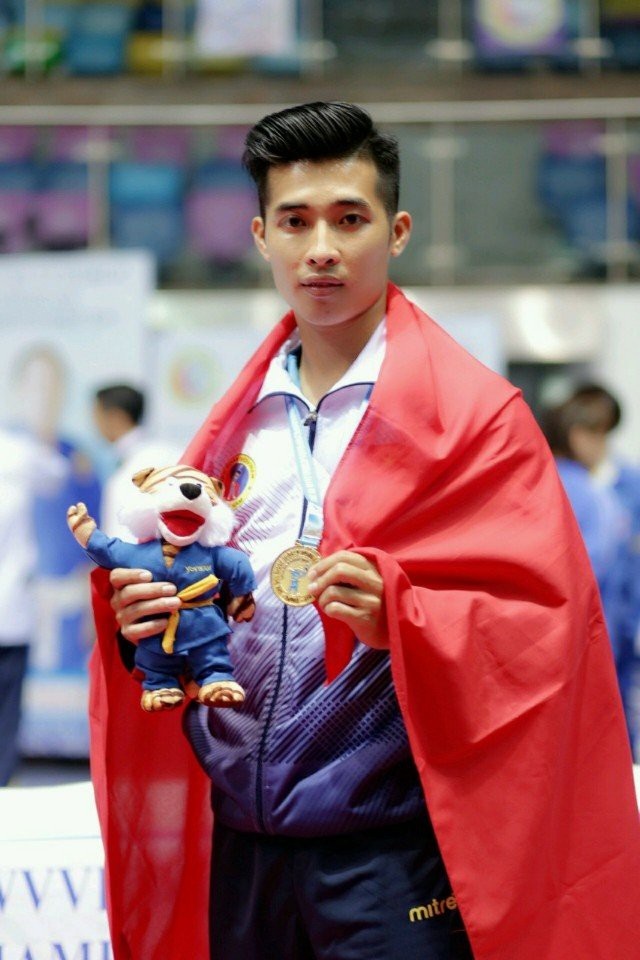 Thầy giáo soái ca sở hữu hơn 200 huy chương võ thuật đốn tim phái nữ - 2
Gần đây nhất, 3 lần đại diện cho Việt Nam tham dự giải đấu thế giới tại Pháp, Ấn Độ và Algeria, Phúc Thịnh đều đem về huy chương Vàng.