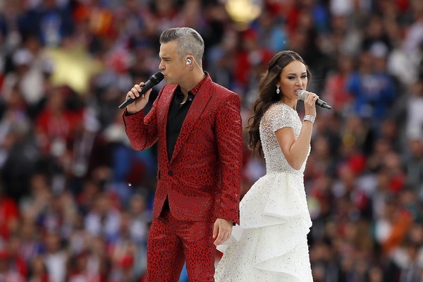 Robbie Williams gây sốc vì giơ "ngón tay thối" khi diễn khai mạc World Cup - 6
Nhiều người chỉ trích cựu thành viên nhóm Take That vì cử chỉ không đẹp này