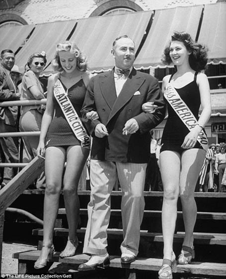 Hoa hậu Mỹ năm 1940 và 1941 trong trang phục đồ bơi với những đôi giày cao gót… không cao lắm.