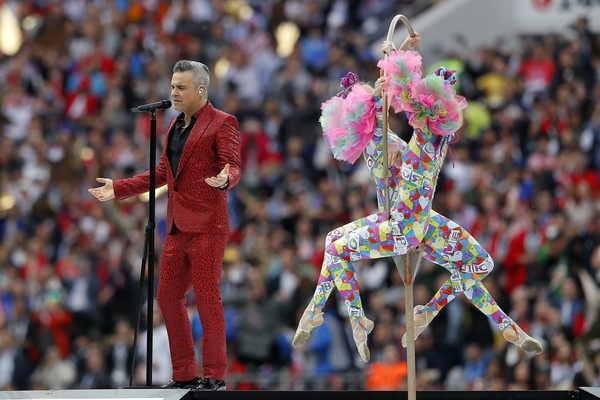 Robbie Williams gây sốc vì giơ "ngón tay thối" khi diễn khai mạc World Cup - 7
Robbie Williams trình diễn tại World Cup năm naymang theo nhiều bản hit trong đó có Let Me Entertain You, Angels