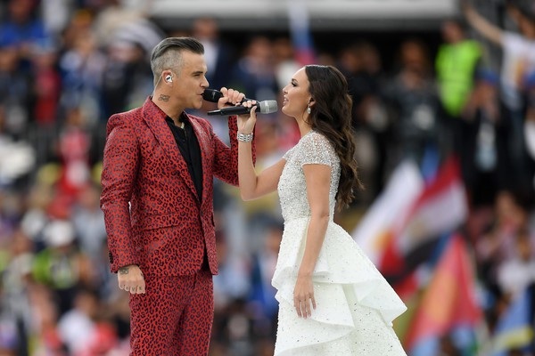 Robbie Williams gây sốc vì giơ "ngón tay thối" khi diễn khai mạc World Cup - 8
Ca sỹ chủ nhà Aida Garifullina khoe giọng hát cao vút đầy nội lực
