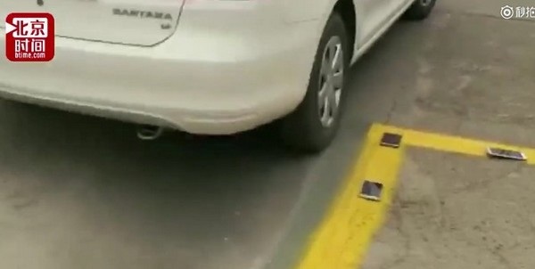 Những chiếc điện thoại được đặt trên đường kẻ vạch khiến các học viên phải điều khiển xe tập trung và cẩn thận hơn