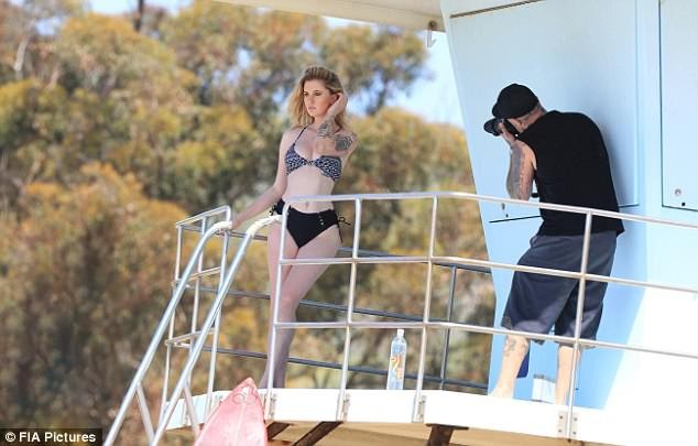 Vẻ nóng bỏng của người đẹp 22 tuổi, con gái của tài tử Alec Baldwin - 11