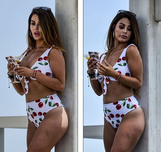 
Cô diện áo tắm hai mảnh khoe thân hình nóng bỏng và săn chắc
