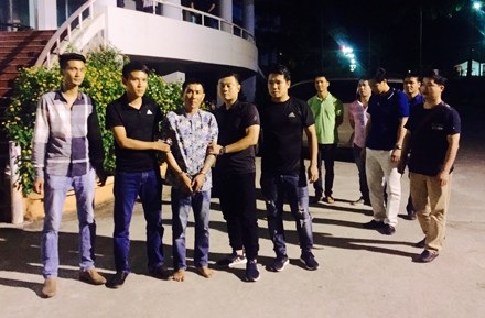Hành trình truy bắt nghi phạm ma túy đâm trọng thương công an khám nhà - 2
Đối tượng được di lí về Công an tỉnh Lào Cai để phục vụ công tác điều tra.