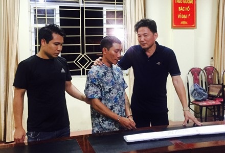 Hành trình truy bắt nghi phạm ma túy đâm trọng thương công an khám nhà - 4 Đại tá Hoàng Mạnh Hùng, Phó Giám đốc Công an tỉnh Lào Cai (áo đen bên phải), đấu tranh với Thành, ngay khi đối tượng được đưa về trụ sở.