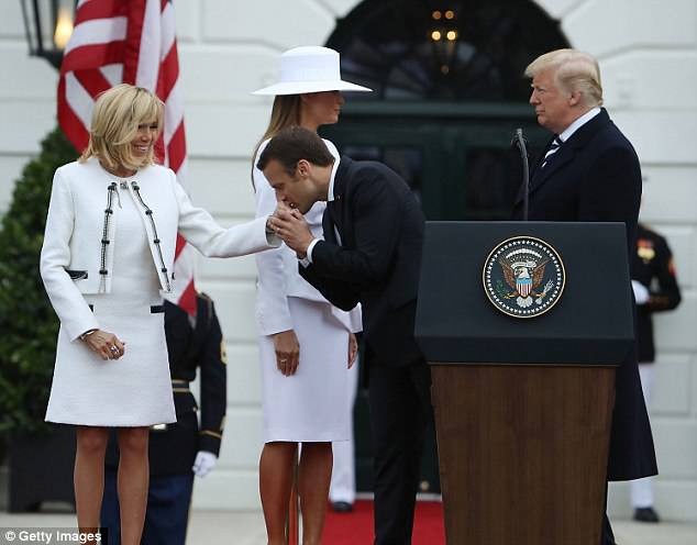 Chuyện tình "đôi đũa lệch" của đệ nhất phu nhân Pháp qua lời kể của con gái - 2 Ông Macron hôn tay vợ trong chuyến công du tới Mỹ hồi tháng 4. (Ảnh: Getty)