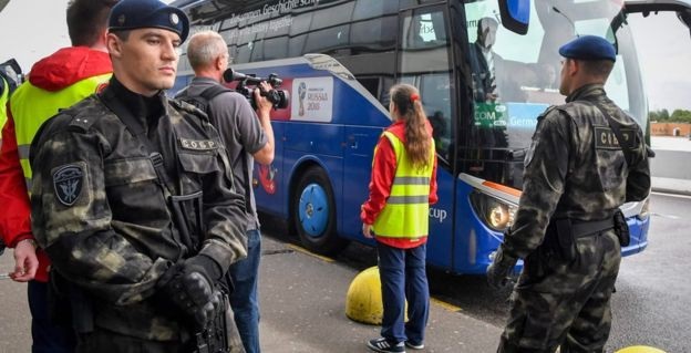 Các binh sĩ thuộc lực lượng an ninh Nga làm nhiệm vụ (Ảnh: Getty)