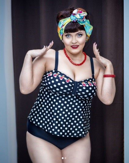 Đăng ảnh bikini hở hang, nữ giáo viên Nga bị đuổi việc - 2 Cô giáo Nga Viktoria Popova, 26 tuổi, làm người mẫu bên cạnh việc đi dạy
