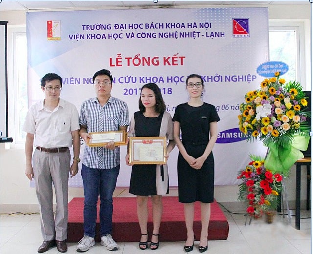 
PGS.TS. Nguyễn Việt Dũng - Viện trưởng và đại diện doanh nghiệp trao thưởng cho sinh viên.
