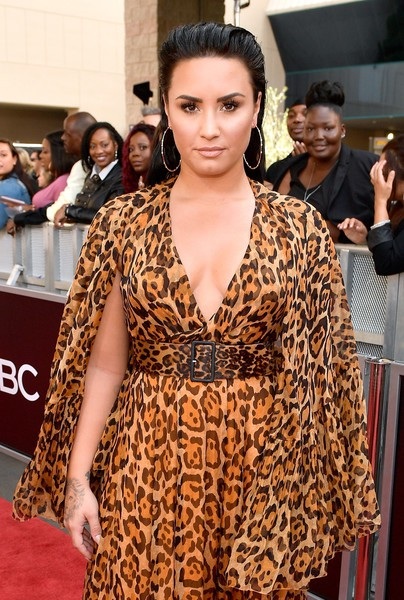 Demi Lovato tuyên bố đã ngừng ăn kiêng - 1
Ca sỹ xinh đẹp Demi Lovato vừa tiết lộ với báo giới là cô đã ngừng ăn kiêng từ tháng 1