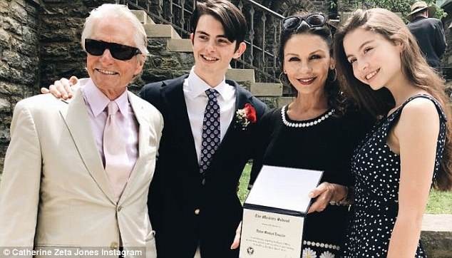Minh tinh ngán vì cả cuộc đời phải tỏ ra nhún nhường - 7 Zeta-Jones và Michael Douglas có hai con - Dylan (17 tuổi) và Carys (15 tuổi).