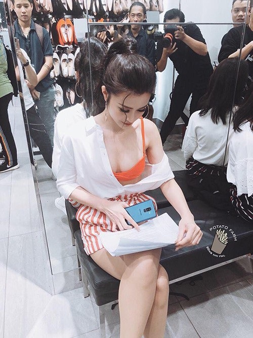 Hoa hậu Thu Ngân khoe con trai; Quốc Cơ hạnh phúc bên vợ con - 5 Ca sĩ Đông Nhi tự tin diện trang phục gợi cảm, lấp ló vòng 1 đầy đặn, cô gây chú ý khi đang ngồi trong hậu trường xem kịch bản chương trình.