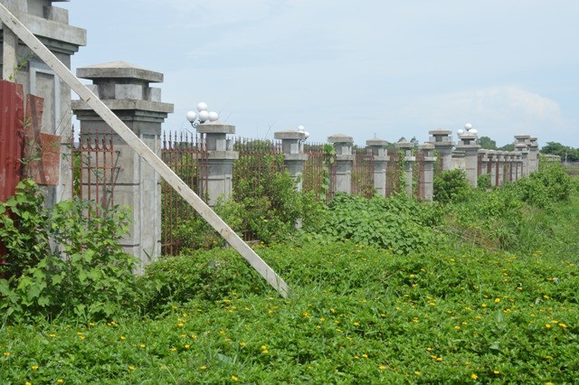 Hoang vắng công trình tiền tỷ phục vụ nông dân tại Sóc Trăng! - 4 Bên ngoài công trình cỏ dại mọc um tùm.