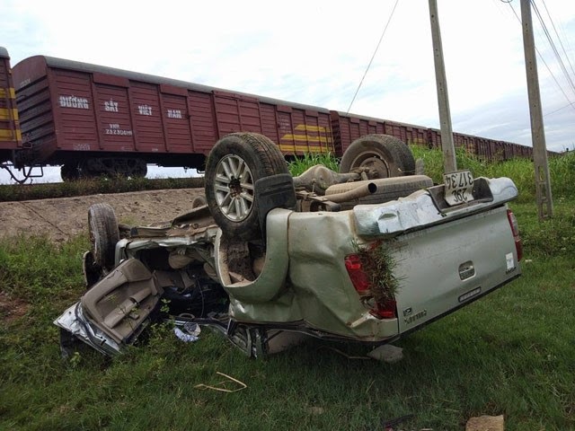 Tàu hàng HH7 tông chiếc ô tô bán tải văng xa hàng chục mét