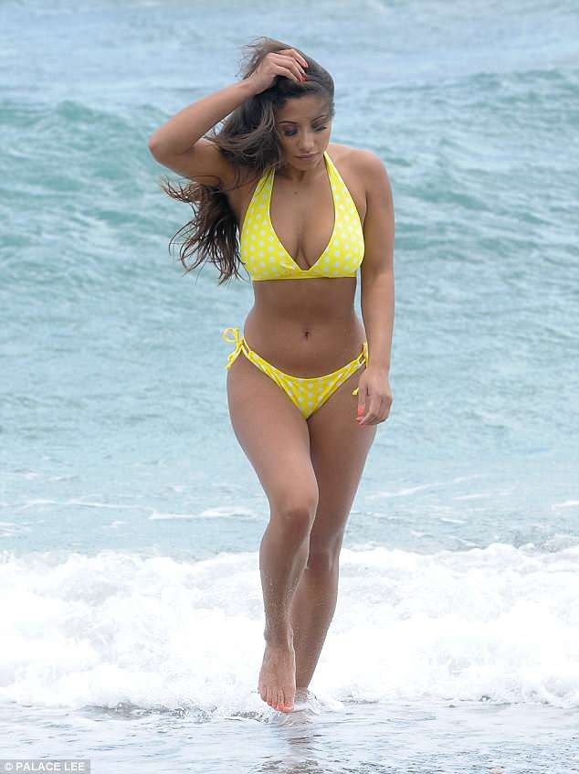 
Kayleigh quản lý 1 cửa hàng thời trang trước khi trở thành diễn viên
