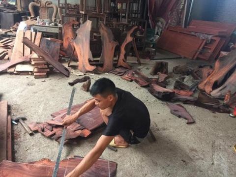 Làng Đồng Kỵ mất nghề... tỷ phú: 'Chết' vì ôm gỗ - 1 Sản xuất đồ gỗ tại Đồng Kỵ. Ảnh: VnMedia