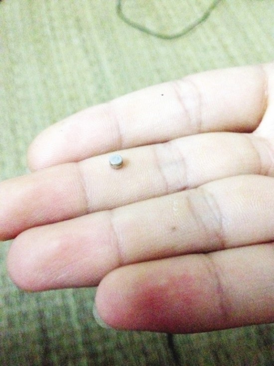 Tai nghe siêu nhỏ có kích thước 3 mm, nhỏ hơn hạt đậu, rất khó phát hiện. (Ảnh: Mỹ Hà)