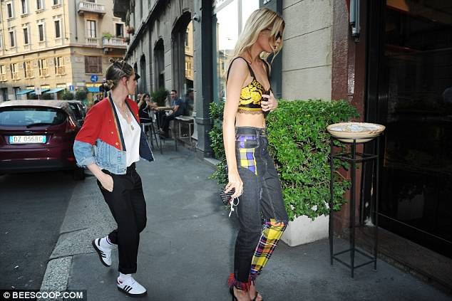Kendall Jenner và Bella Hadid khoe chân dài miên man - 13
Cô ngồi chung bàn tiệc với Stella Maxwell và Kristen Stewart