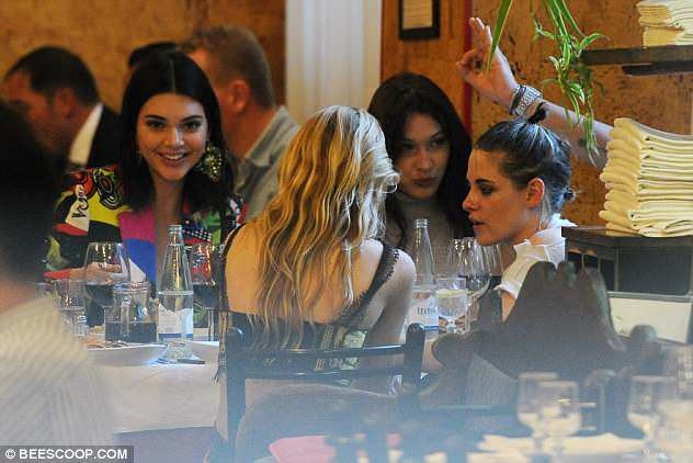Kendall Jenner và Bella Hadid khoe chân dài miên man - 14
Bella cũng góp mặt trong buổi tối