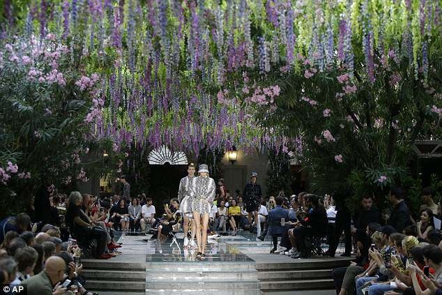 Kendall Jenner và Bella Hadid khoe chân dài miên man - 6
Quang cảnh đẹp của show diễn thời trang