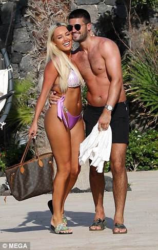 Amber Turner bốc lửa bên bạn trai Dan Edgar - 3
Dan Edgar và Amber Turner đều là sao của show truyền hình thực tế The Only Way Is Essex