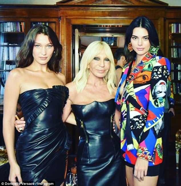 Kendall Jenner và Bella Hadid khoe chân dài miên man - 11
NTK Donatella chụp hình cùng 2 người mẫu cưng