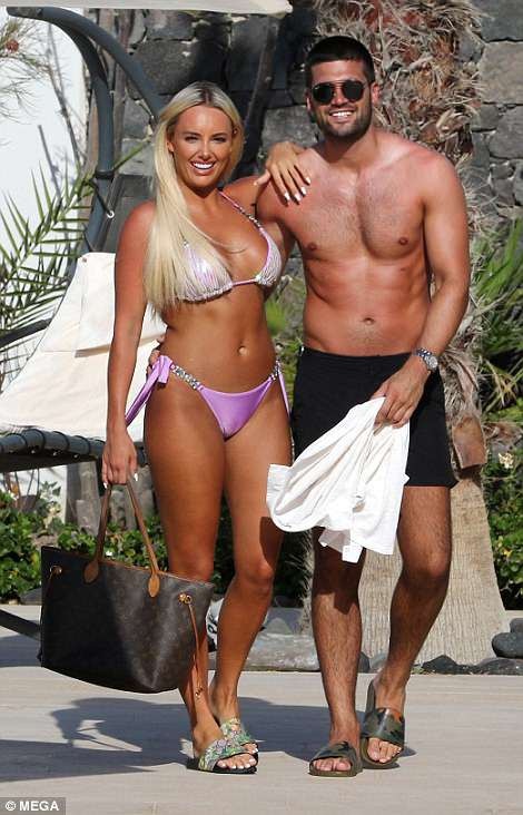Amber Turner bốc lửa bên bạn trai Dan Edgar - 6
Giờ đây cô là biểu tượng gợi cảm mới của xứ sương mù
