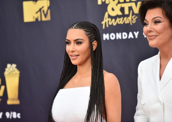 Kim Kardashian gợi cảm trên thảm đỏ - 2
Người đẹp siêu vòng ba dự sự kiện cùng mẹ - bà Kris Jenner