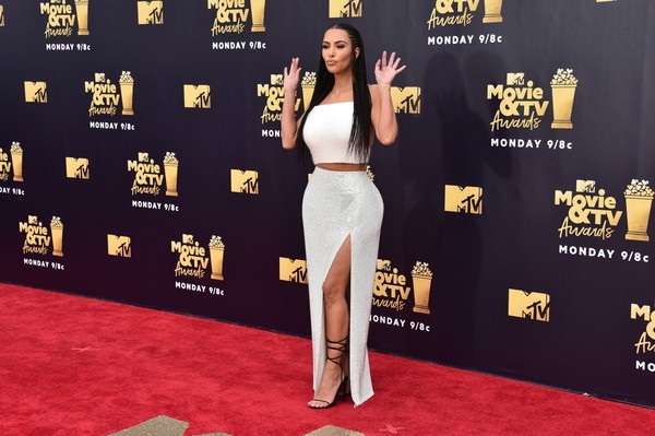 Kim Kardashian gợi cảm trên thảm đỏ - 3
Kim khoe eo thon và chân dài với váy xẻ cao