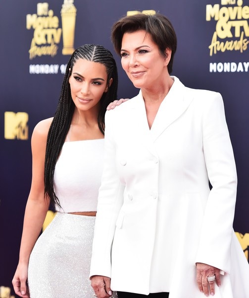 Kim Kardashian gợi cảm trên thảm đỏ - 8
Cô bỏ túi hàng triệu đô la từ việc ra mắt dòng sản phẩm mang tên mình