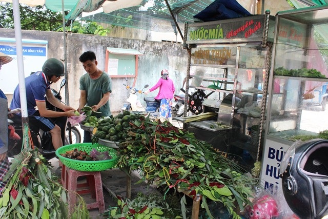Gần tết Đoan Ngọ, bánh ú tro, lá xông nhộn nhịp “xuống đường” - 2 Năm nay, Tết Đoan Ngọ 5.5 âm lịch trúng vào thứ hai đầu tuần - ngày 18.6.