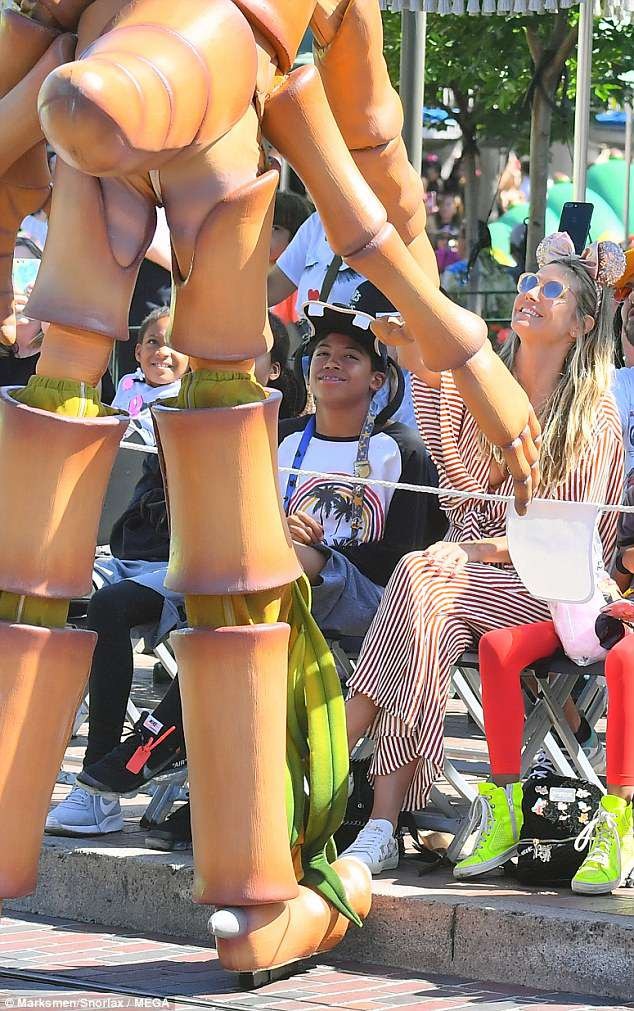 Heidi Klum rạng rỡ bên bạn trai kém 17 tuổi - 7
Siêu mẫu Đức là một trong những chân dài có thu nhập cao nhất thế giới nhiều năm trở lại đây.