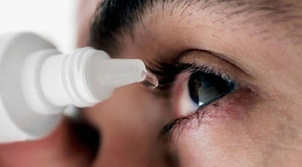 Bệnh viêm kết mạc dị ứng thường khiến người bệnh vô cùng ngứa mắt, khó chịu.