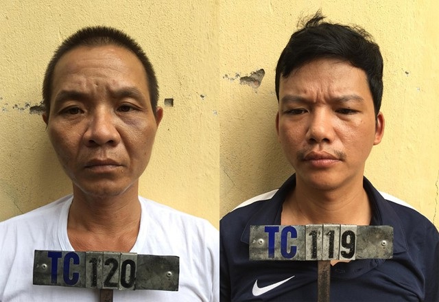 Nguyễn Hùng Cường (bên trái) và Phan Văn Sỹ tại cơ quan điều tra