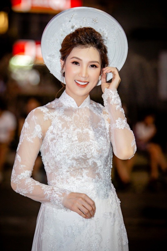 Trước những ý kiến cho rằng Phí Thùy Linh sống dựa dẫm vào ông xã giàu có, cô phủ nhận. “Tôi là mẫu người phụ nữ tự lập nên không bao giờ có suy nghĩ sống dựa vào ai đó. Dù ông xã có sự nghiệp thành công hơn nhưng tôi cũng rất chăm chỉ làm việc để cùng anh vun vén cho gia đình, chăm lo cho các con và bố mẹ”, cô nói. Hiện tại, tổ ấm của vợ chồng Phí Thùy Linh rất viên mãn với hai con trai đáng yêu giống bố y đúc.