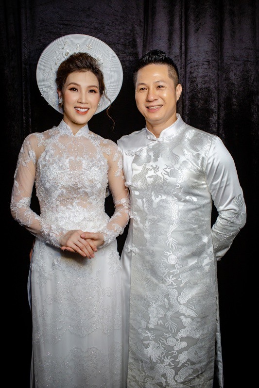 
Trước đó, vợ chồng Hoa hậu Thuỳ Linh cũng trình diễn vai trò vedette ở phần 2 với những mẫu áo dài dành cho các cặp tân lang, tân nương trong ngày cưới.
