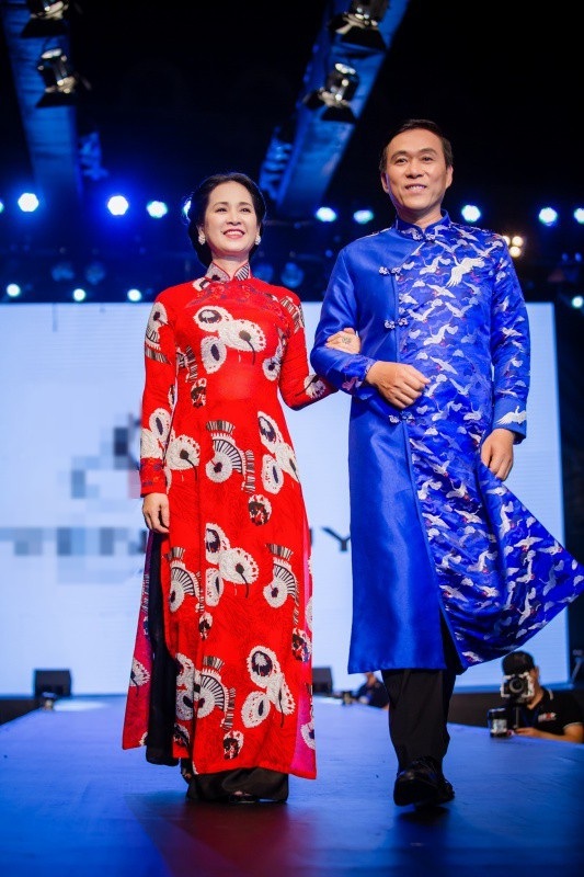 
Cuối tuần qua, vợ chồng NSND Lan Hương - NSƯT Đỗ Kỷ đã chính thức trình diễn trong chương trình do Thành đoàn Hà Nội tổ chức tại khu phố đi bộ Hồ Gươm kỷ niệm 10 năm mở rộng địa giới hành chính thành phố Hà Nội.
