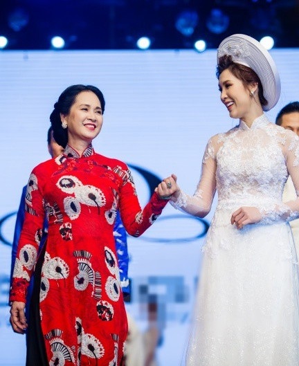 Ở phần kết của show diễn, NSND Lan Hương đã dắt tay “con dâu mới” là Hoa hậu Áo dài Phí Thuỳ Linh ra sân khấu.