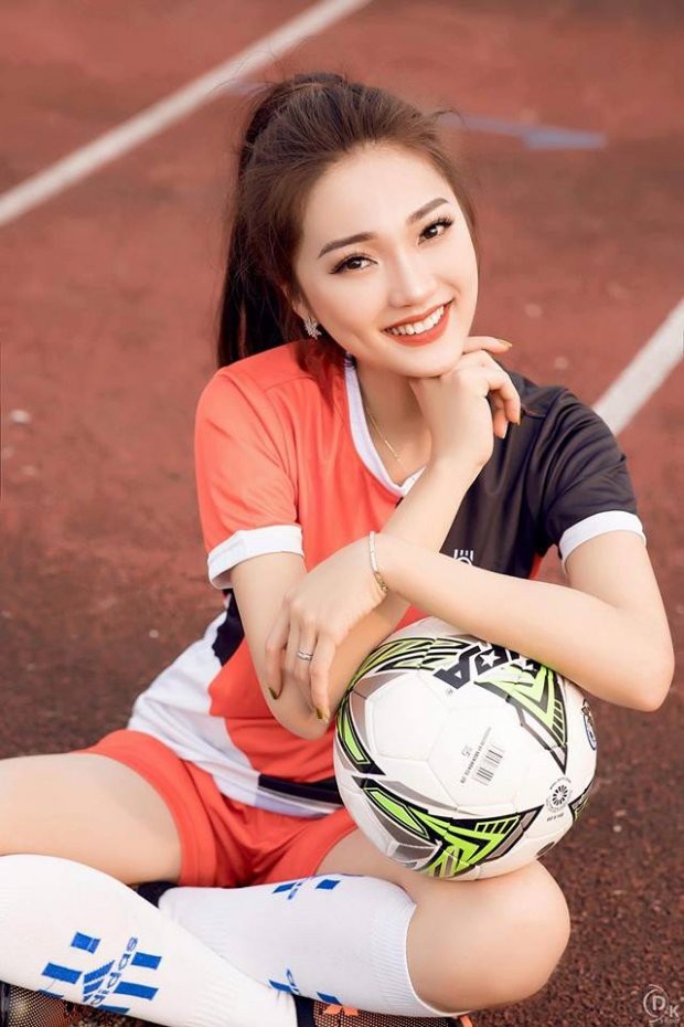 Người đẹp cầm cờ Việt Nam tung bay ở World Cup gây chú ý - 12 Là một cô gái xứ Nghệ - một trong những cái nôi của bóng đá Việt Nam, tình yêu với bóng đá đến với người đẹp Ngọc Nữ như một mối duyên trong cuộc đời, từ khi cô còn là học sinh cấp 2. Không những thế, từ thời sinh viên, người đẹp đã thường xuyên tham gia các giải đấu của trường và là một thủ môn rất cừ. Cô cũng thường xuyên tham gia các giải đấu từ thiện, cùng bình luận một vài trận đấu phủi hay là tham gia các game show về bóng đá.