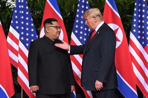 Ngoại giao kiểu Trump làm mờ đi khác biệt giữa đồng minh và kẻ thù? - 2
Tổng thống Mỹ (phải) và Nhà lãnh đạo Triều Tiên trong cuộc gặp lịch sử hôm 12/6 tại Singapore. Ảnh: AFP/Getty.